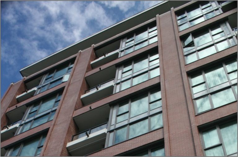 A protruding brick fin detail at each side of the piers provides a vertical emphasis to these elements.